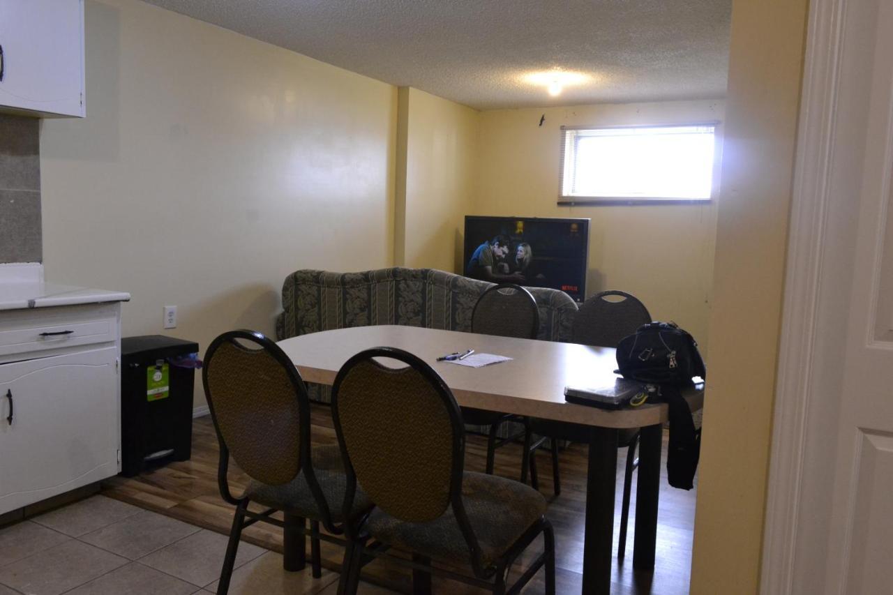 Private Bedroom In Basement - Fonda Guest house Calgary